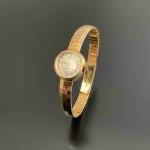 MONTRE-BRACELET de dame en or jaune. Cadran de forme ronde...