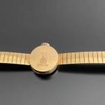 MONTRE-BRACELET de dame en or jaune. Cadran de forme ronde...