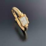 MONTRE-BRACELET de dame en or jaune. Bracelet rigide ouvrant. Mouvement...