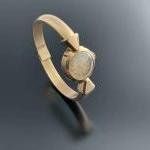 MONTRE-BRACELET de dame en or jaune. Bracelet rigide ouvrant. Mouvement...