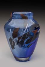 François LE LONQUER (1945-1991)
VASE balustre en verre soufflé doublé bleu...