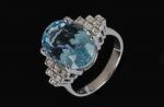 BAGUE en or gris sertie d'une TOPAZE bleue ovale de...