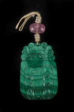 CHINE - Vers 1900PENDENTIF en malachite, en forme de cigale...