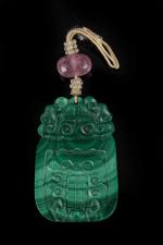 CHINE - Vers 1900PENDENTIF en malachite, en forme de cigale...