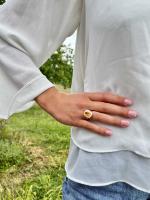 BAGUE pompadour en or jaune et gris ornée d'un SAPHIR...