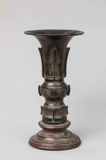 CHINE, XVIIème / XVIIIème siècle
Vase de forme "gu" en bronze...