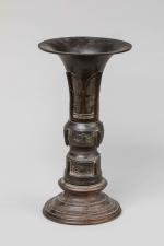 CHINE, XVIIème / XVIIIème siècle
Vase de forme "gu" en bronze...