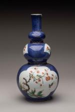 CHINE, XVIIIème siècle
Vase de forme triple gourde en porcelaine émaillée...