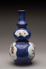 CHINE, XVIIIème siècle
Vase de forme triple gourde en porcelaine émaillée...