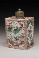 CHINE, XVIIIème siècle
Flacon de forme rectangulaire en porcelaine émaillée vert,...