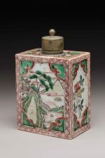 CHINE, XVIIIème siècle
Flacon de forme rectangulaire en porcelaine émaillée vert,...