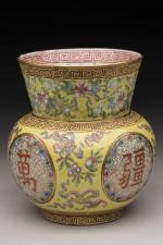 CHINE - Dynastie QING (1644 - 1911)Pot (zhadou) en porcelaine...
