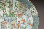 CHINE - Canton, XIXème sièclePlat en porcelaine émaillée polychrome à...