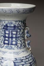 CHINE, XIXème siècle
Grand vase balustre en porcelaine bleu et blanc...