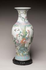 CHINE, XIXème siècle
Grand vase balustre en porcelaine émaillée polychrome à...