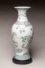 CHINE, XIXème siècle
Grand vase balustre en porcelaine émaillée polychrome à...