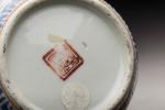 CHINE, XIXème siècle
Théière en porcelaine émaillée polychrome, jeune femme à...