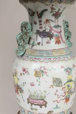 CHINE - Canton, XIXème siècle Vase en porcelaine émaillée polychrome....