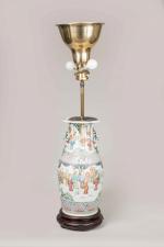 CHINE - Canton, XIXème siècle
Vase en porcelaine émaillée polychrome de...