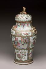 CHINE - Canton, XIXème siècle
Vase couvert de forme balustre en...