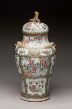 CHINE - Canton, XIXème siècle
Vase couvert de forme balustre en...