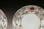 CHINE - Canton, XIXème siècle
Paire d'assiettes en porcelaine émaillée polychrome...
