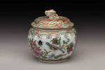 CHINE - Canton, fin XIXème siècleBoite couverte en porcelaine émaillée...