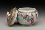 CHINE - Canton, fin XIXème siècleBoite couverte en porcelaine émaillée...
