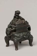 CHINE, XIXème siècle
Brûle-parfum quadripode en bronze à patine brune, la...