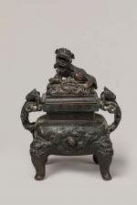 CHINE, XIXème siècle
Brûle-parfum quadripode en bronze à patine brune, la...
