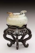 CHINE, XIXème sièclePetit brûle-parfum tripode à deux anses en jade...