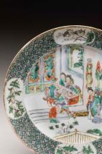 CHINE - Canton, XIXème siècle
Assiette en porcelaine émaillée polychrome à...