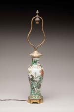 CHINE, XIXème siècle
Vase de forme balustre en porcelaine émaillée polychrome...