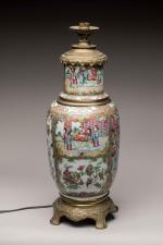 CHINE - Canton, XIXème siècleVase en porcelaine émaillée polychrome d'oiseaux...