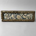 CHINE, fin XIXème siècle Fragment de tissus en soie brodé...