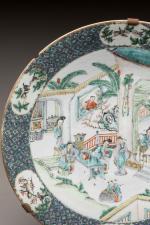 CHINE - Canton, XIXème siècle
Plat en porcelaine émaillée polychrome à...