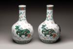 CHINE, XXème siècle
Paire de vases bouteilles en porcelaine émaillée polychrome...