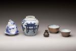 CHINE, XIXème siècle
Ensemble en porcelaine bleu blanc comprenant:
- pot à...
