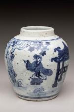 CHINE, XIXème siècle
Ensemble en porcelaine bleu blanc comprenant:
- pot à...