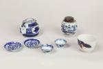 CHINE, XIXème siècle
Ensemble en porcelaine bleu blanc comprenant :
- un...