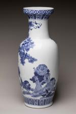 CHINE, XXème siècleImportant vase balustre en porcelaine à décor en...
