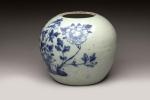 CHINE, XIXème siècle Pot à gingembre en porcelaine à décor...