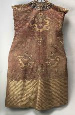CHINE, XIXème siècleGilet en soie rouge doré à décor brodé...