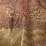 CHINE, XIXème siècleGilet en soie rouge doré à décor brodé...