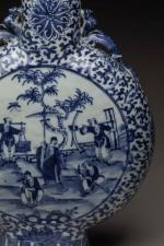 CHINE - Canton, vers 1900Gourde en porcelaine décorée en bleu...