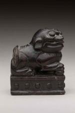 CHINE, XXème siècle Statuette de lion assis sur une base...