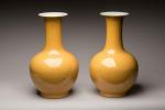 CHINE, XXème siècle Paire de vases balustre à haut col...