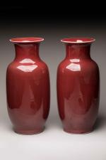 CHINE, XXème siècle Paire de vases balustre en porcelaine monochrome...