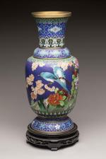 CHINE, XXème siècle
Vase balustre en laiton à décor polychrome d'émaux...
