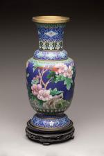 CHINE, XXème siècle
Vase balustre en laiton à décor polychrome d'émaux...